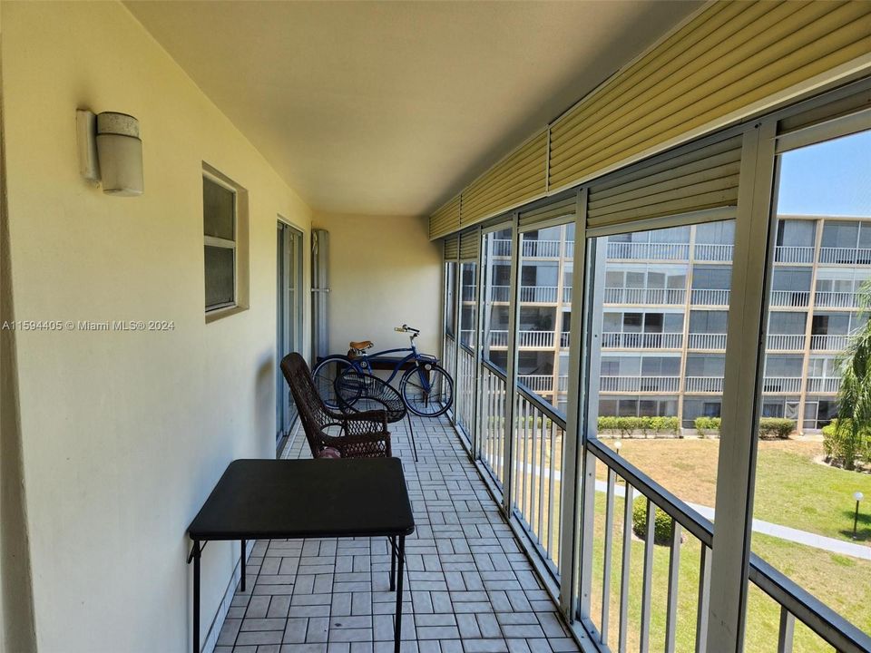 Active With Contract: $203,900 (2 beds, 2 baths, 992 Square Feet)