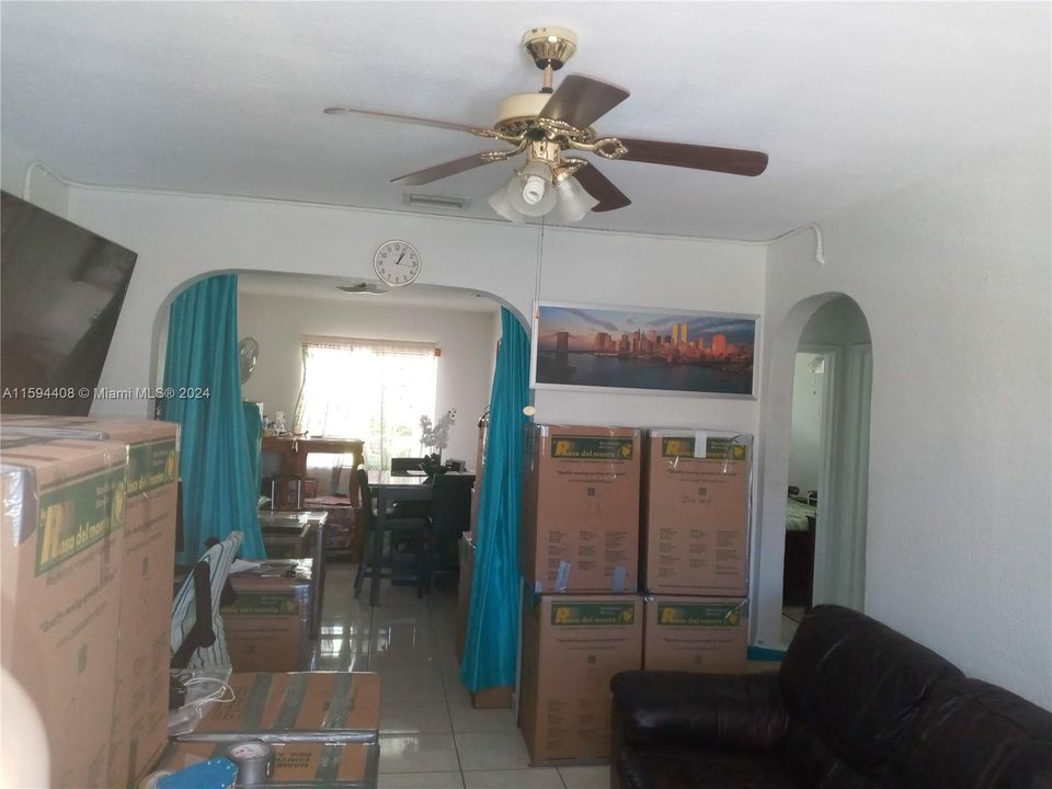 For Sale: $275,000 (2 beds, 1 baths, 780 Square Feet)