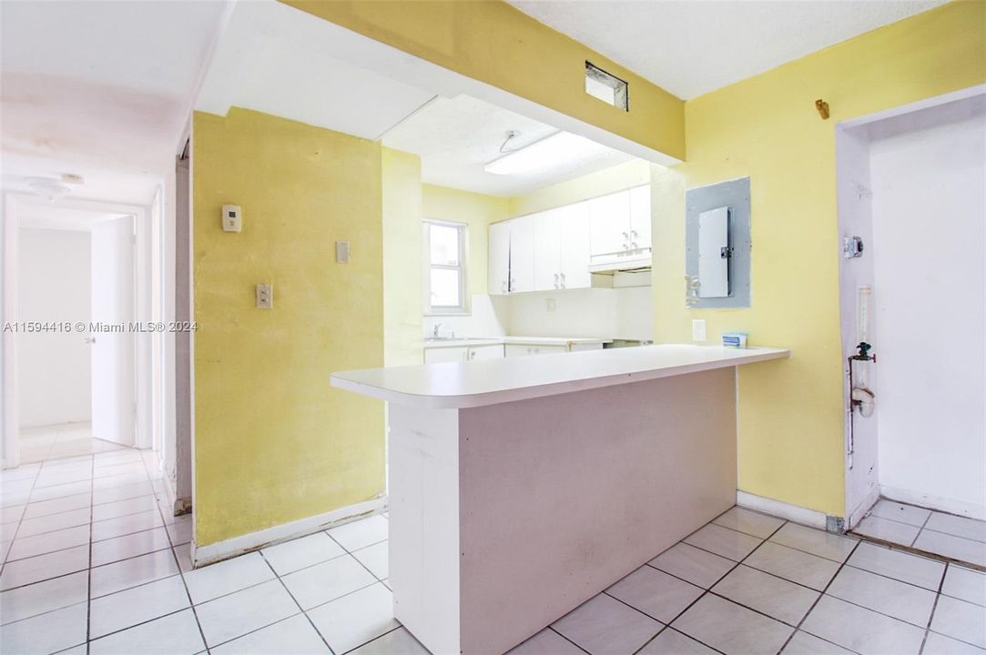 For Sale: $276,000 (2 beds, 1 baths, 892 Square Feet)