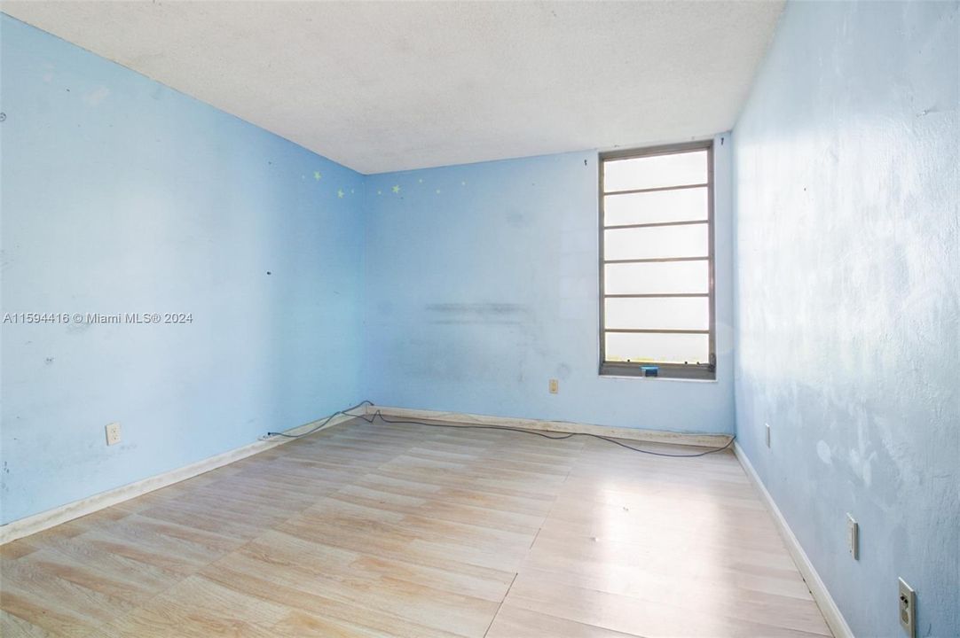 For Sale: $276,000 (2 beds, 1 baths, 892 Square Feet)
