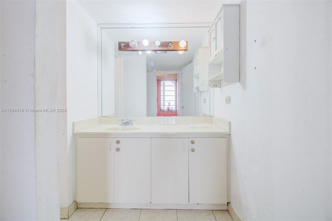 For Sale: $276,000 (2 beds, 1 baths, 892 Square Feet)