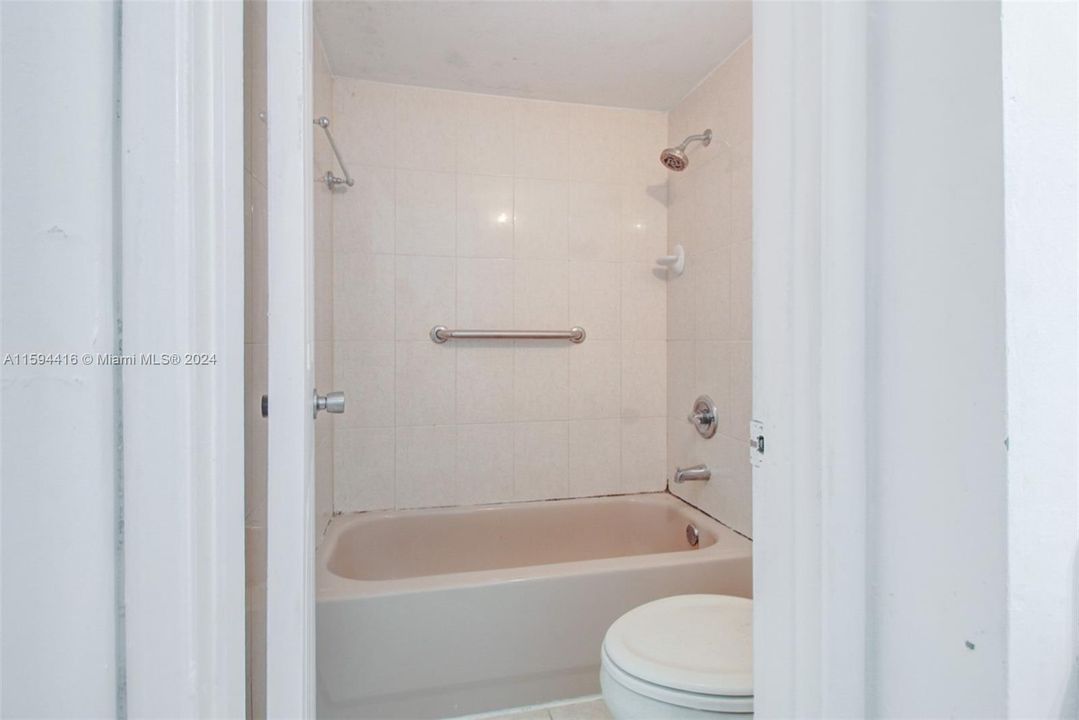 For Sale: $262,200 (2 beds, 1 baths, 892 Square Feet)