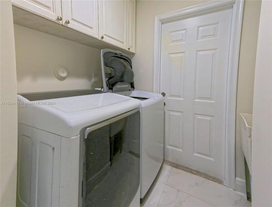 Recently Rented: $5,900 (4 beds, 3 baths, 2625 Square Feet)