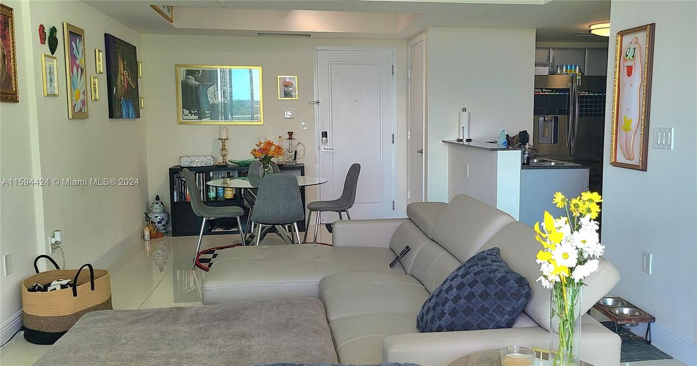 For Sale: $310,000 (1 beds, 1 baths, 670 Square Feet)