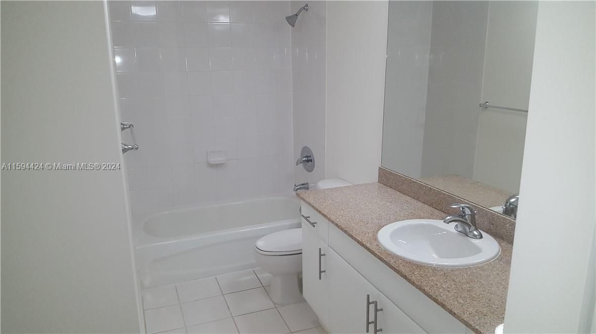 For Sale: $310,000 (1 beds, 1 baths, 670 Square Feet)