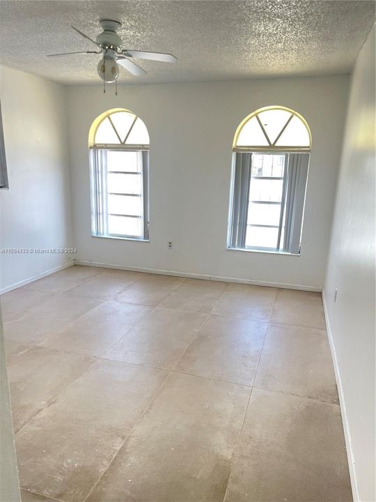 Active With Contract: $2,100 (2 beds, 1 baths, 800 Square Feet)