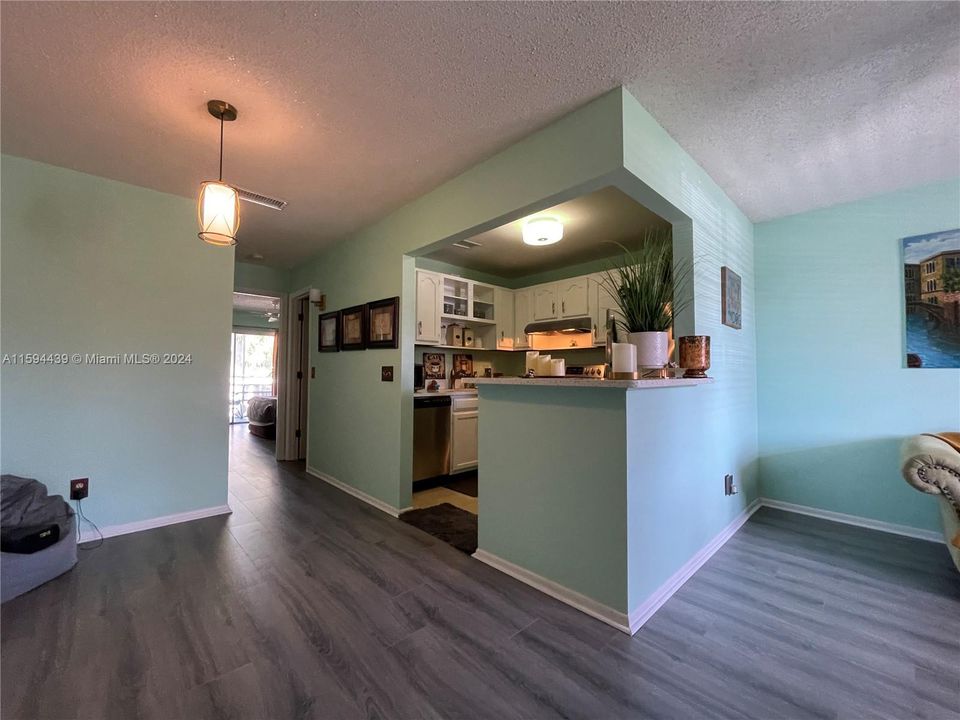 For Sale: $129,000 (1 beds, 1 baths, 680 Square Feet)