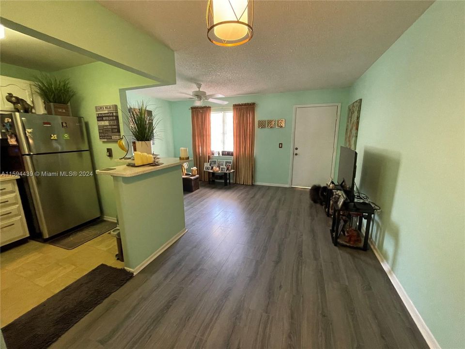 For Sale: $129,000 (1 beds, 1 baths, 680 Square Feet)