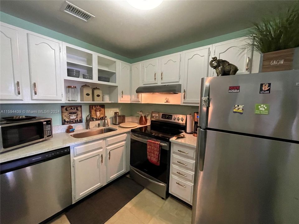 For Sale: $129,000 (1 beds, 1 baths, 680 Square Feet)