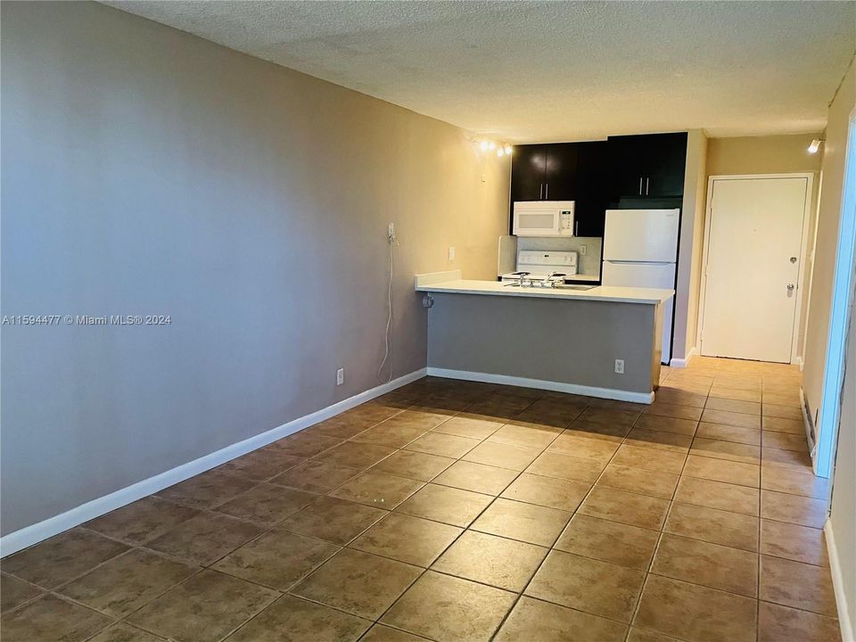 Recently Rented: $1,400 (1 beds, 1 baths, 606 Square Feet)