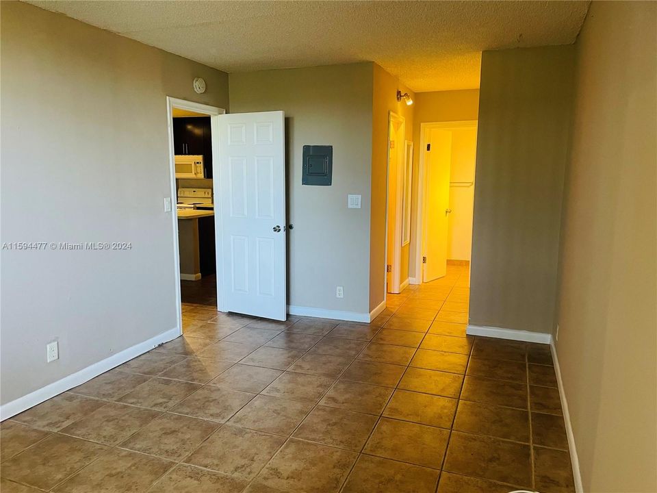 Recently Rented: $1,400 (1 beds, 1 baths, 606 Square Feet)