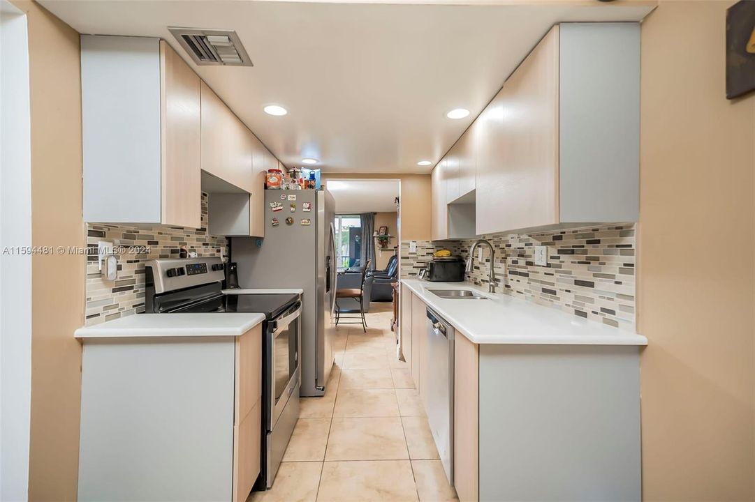 Active With Contract: $200,000 (2 beds, 2 baths, 1002 Square Feet)