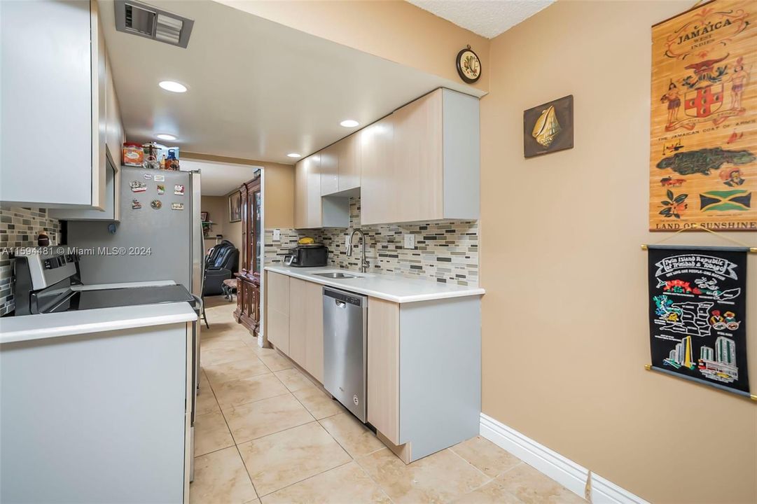 Recently Sold: $200,000 (2 beds, 2 baths, 1002 Square Feet)