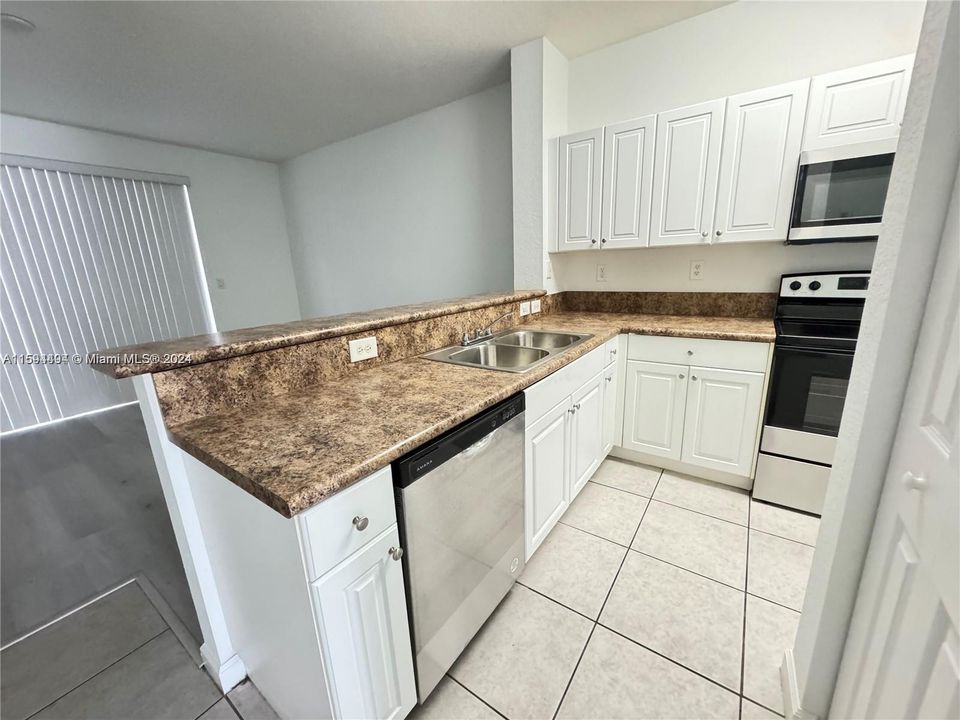 Active With Contract: $375,000 (3 beds, 2 baths, 1325 Square Feet)