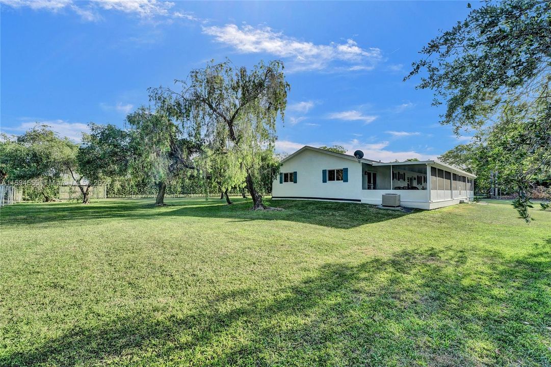 Active With Contract: $879,900 (3 beds, 3 baths, 1676 Square Feet)