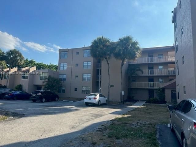 Active With Contract: $2,200 (3 beds, 2 baths, 1001 Square Feet)