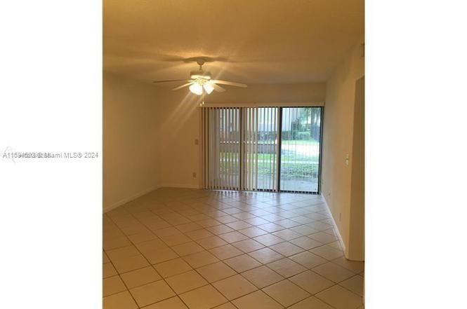 Active With Contract: $225,000 (2 beds, 2 baths, 986 Square Feet)