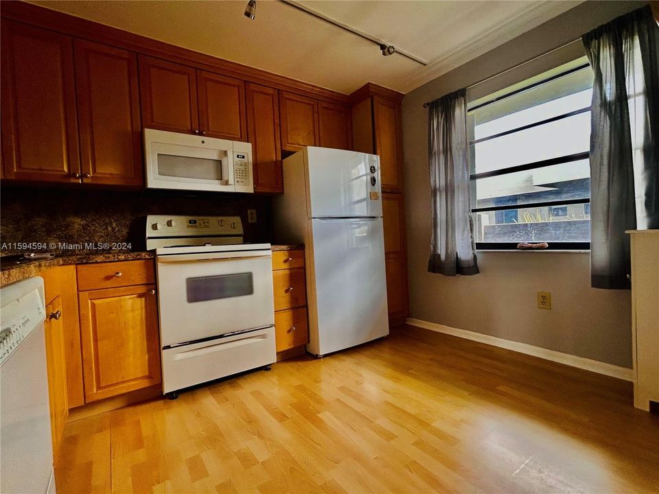 Active With Contract: $159,900 (1 beds, 1 baths, 773 Square Feet)