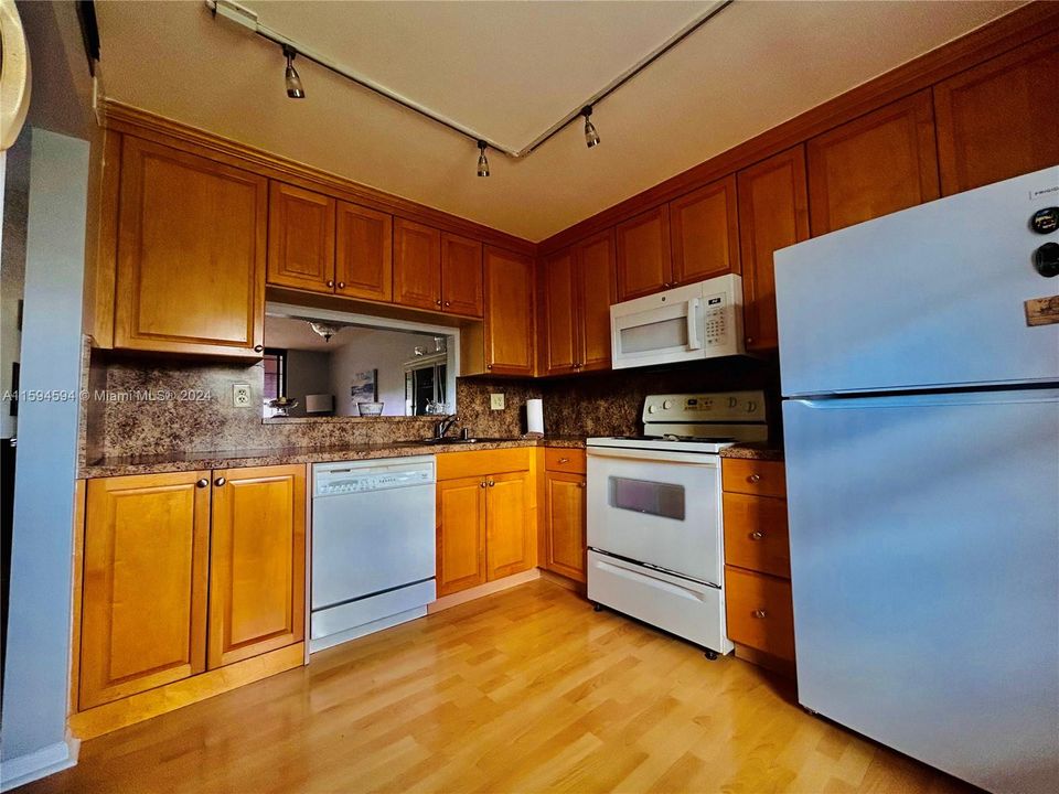 Active With Contract: $159,900 (1 beds, 1 baths, 773 Square Feet)