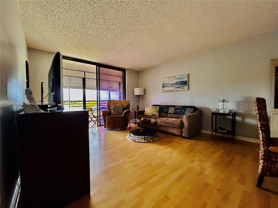 Active With Contract: $159,900 (1 beds, 1 baths, 773 Square Feet)