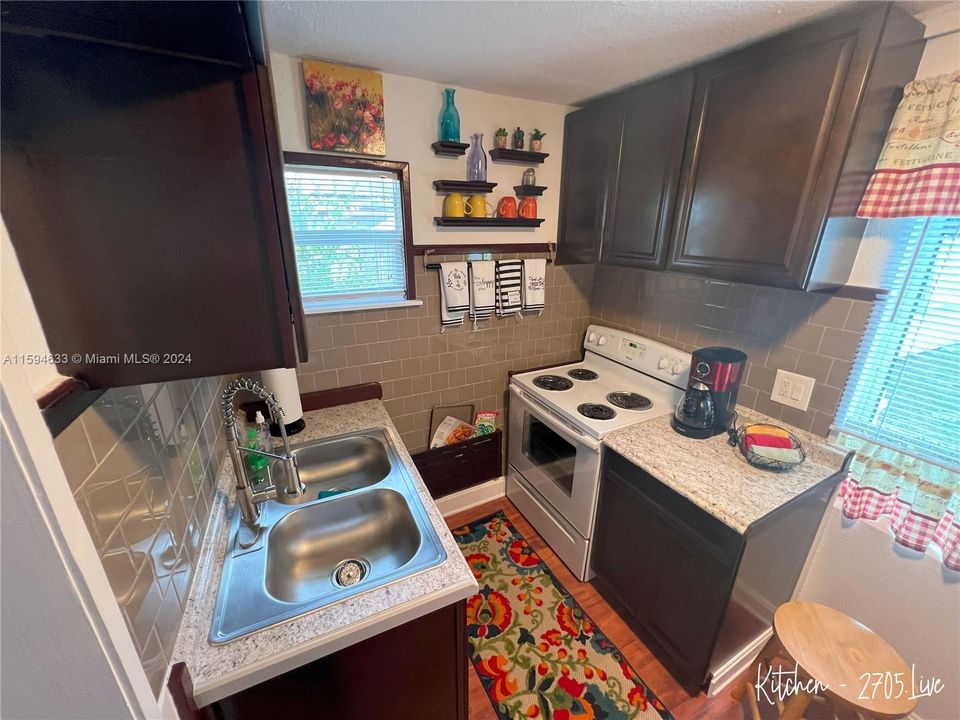 Active With Contract: $189,900 (2 beds, 1 baths, 702 Square Feet)