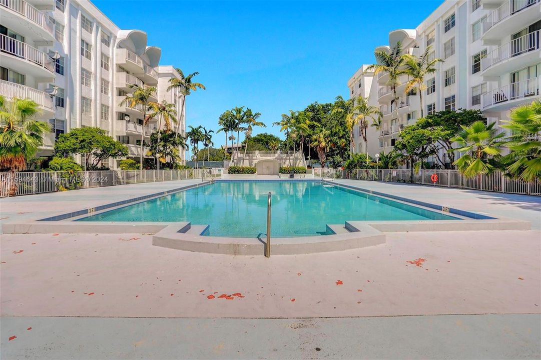 Active With Contract: $2,100 (2 beds, 2 baths, 1175 Square Feet)