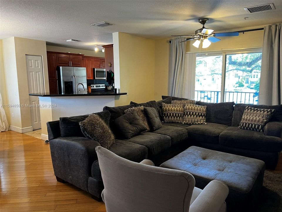 Active With Contract: $3,500 (3 beds, 2 baths, 1549 Square Feet)