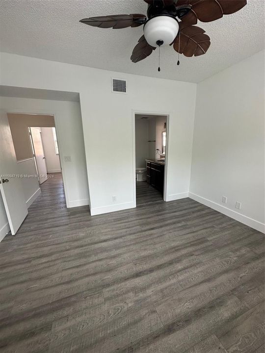 Active With Contract: $2,900 (2 beds, 1 baths, 969 Square Feet)