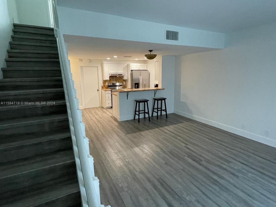 Active With Contract: $2,900 (2 beds, 1 baths, 969 Square Feet)