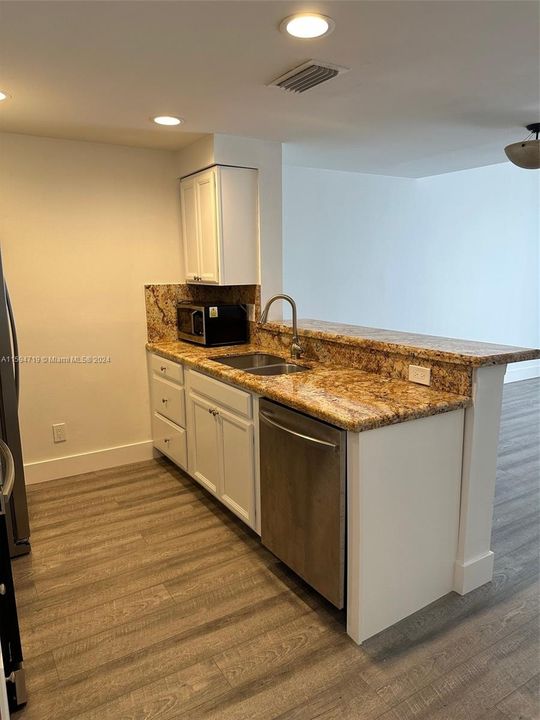 Active With Contract: $2,900 (2 beds, 1 baths, 969 Square Feet)