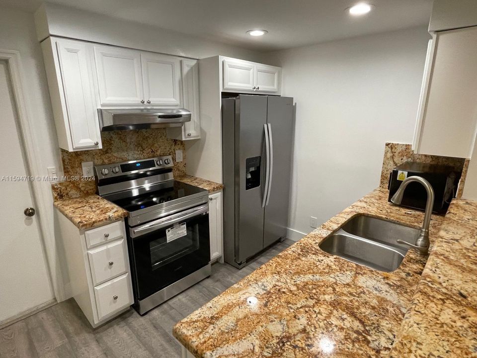 Active With Contract: $2,900 (2 beds, 1 baths, 969 Square Feet)