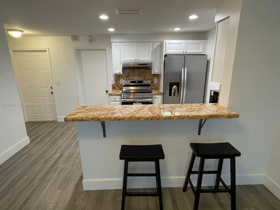 Active With Contract: $2,900 (2 beds, 1 baths, 969 Square Feet)