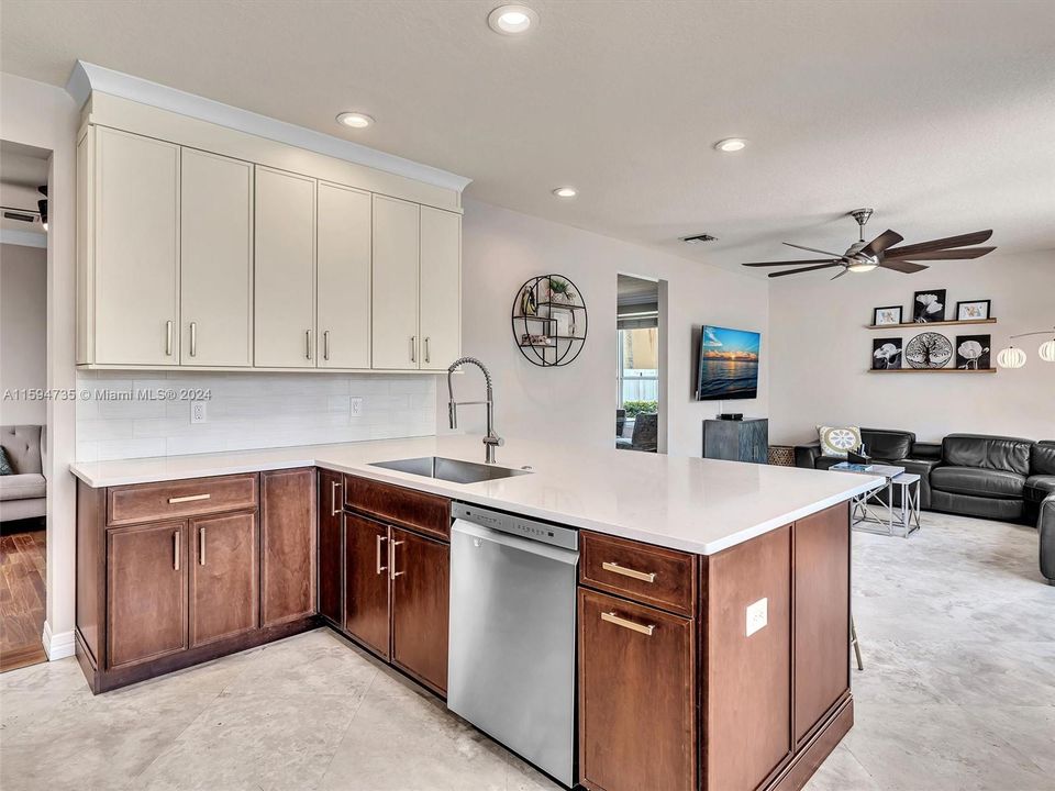 Active With Contract: $825,000 (5 beds, 2 baths, 2408 Square Feet)