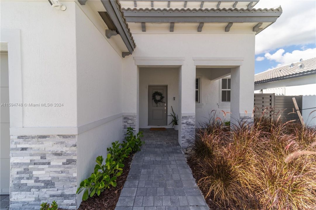 Active With Contract: $850,000 (5 beds, 3 baths, 2987 Square Feet)