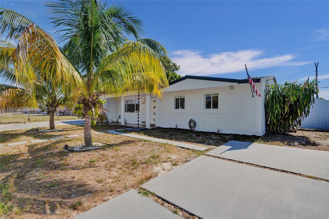 Active With Contract: $628,900 (3 beds, 2 baths, 1608 Square Feet)