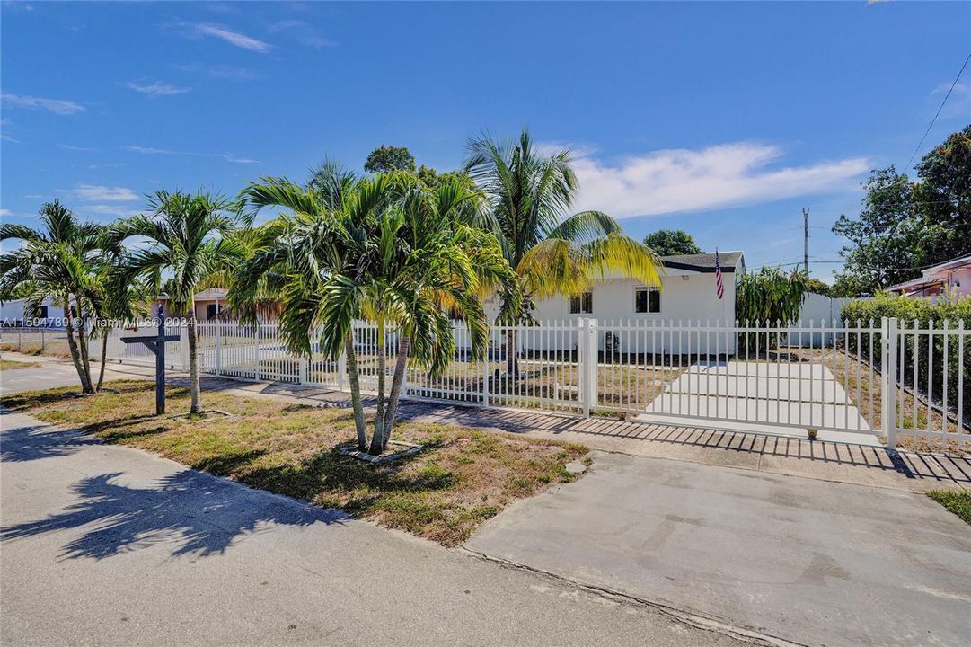 Active With Contract: $628,900 (3 beds, 2 baths, 1608 Square Feet)