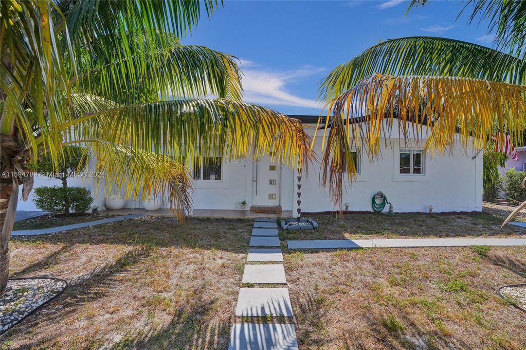 Active With Contract: $628,900 (3 beds, 2 baths, 1608 Square Feet)