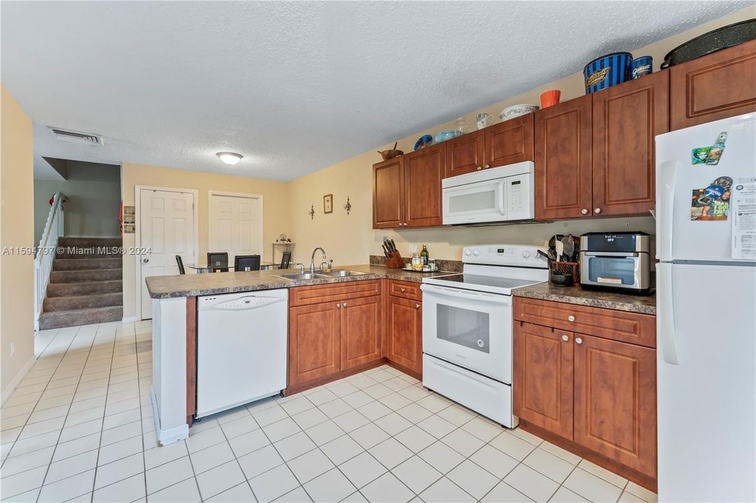 For Sale: $315,000 (2 beds, 2 baths, 1350 Square Feet)