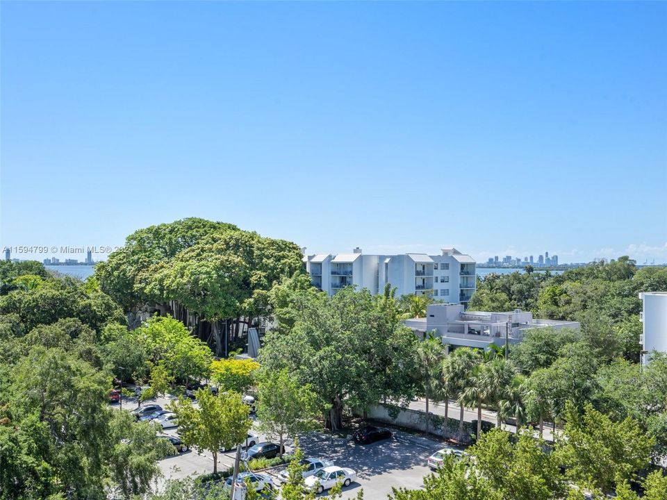 Active With Contract: $420,000 (2 beds, 1 baths, 938 Square Feet)