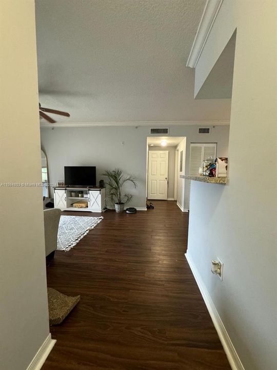 For Rent: $2,000 (1 beds, 1 baths, 690 Square Feet)