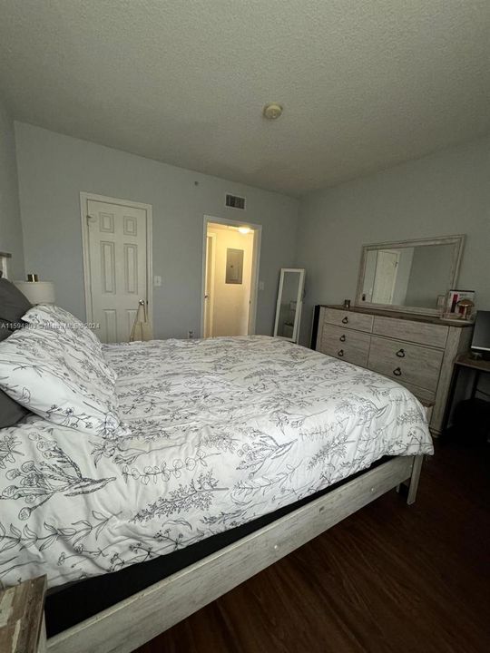 For Rent: $2,000 (1 beds, 1 baths, 690 Square Feet)