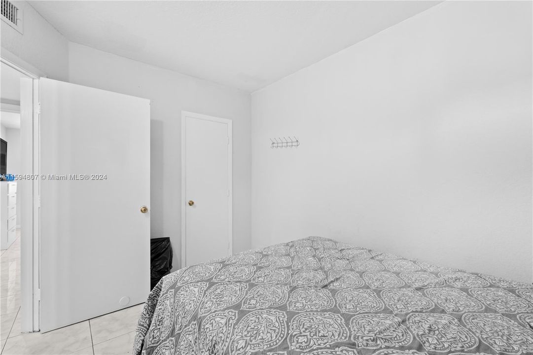 Active With Contract: $230,000 (2 beds, 1 baths, 930 Square Feet)