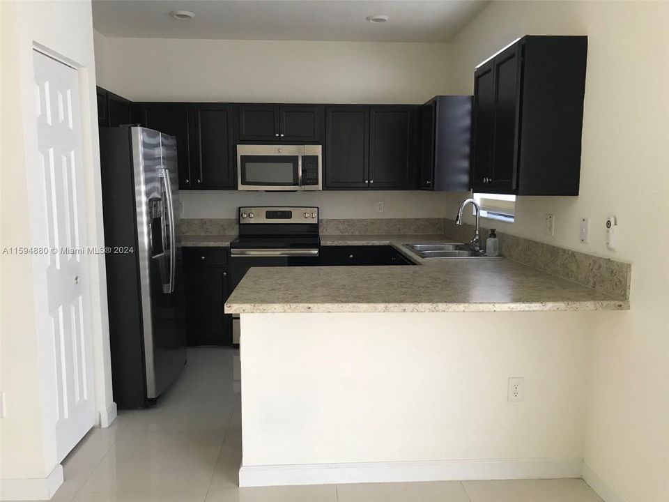 For Rent: $3,200 (3 beds, 2 baths, 1707 Square Feet)