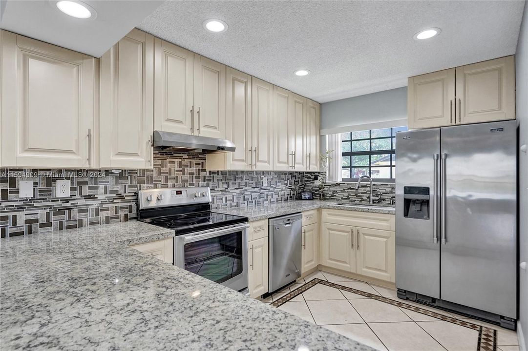 最近售出: $350,000 (2 贝兹, 2 浴室, 1092 平方英尺)