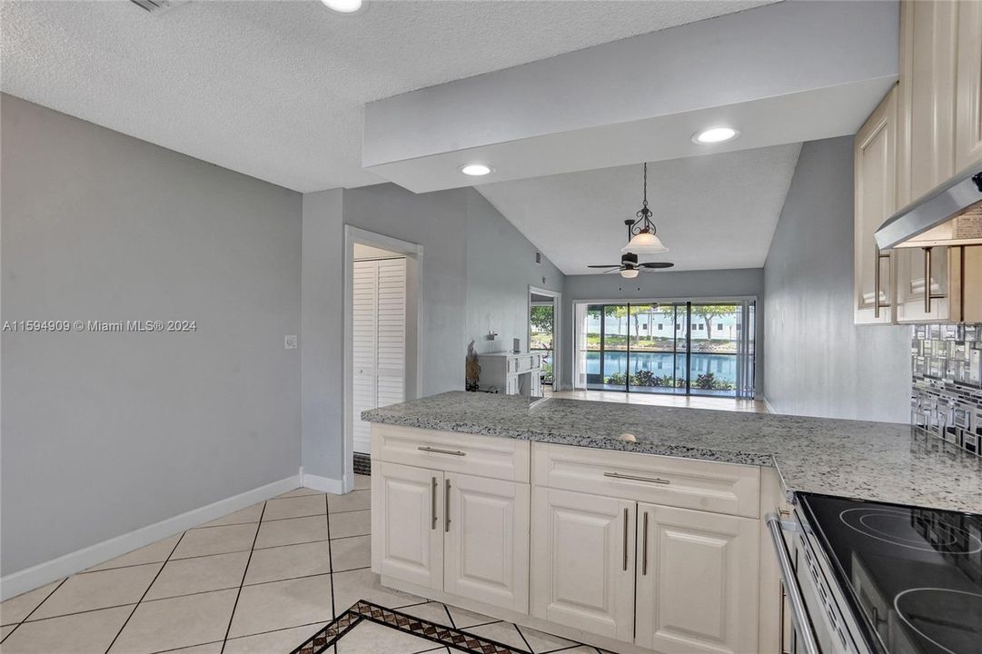 最近售出: $350,000 (2 贝兹, 2 浴室, 1092 平方英尺)