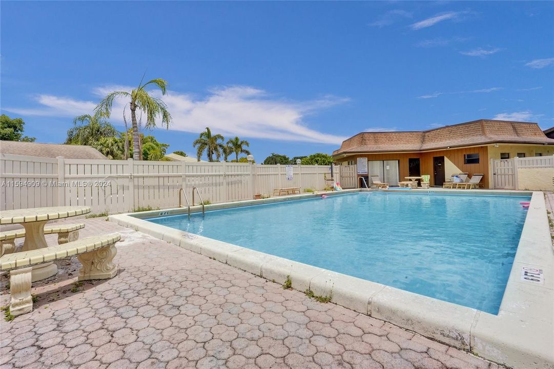 最近售出: $350,000 (2 贝兹, 2 浴室, 1092 平方英尺)