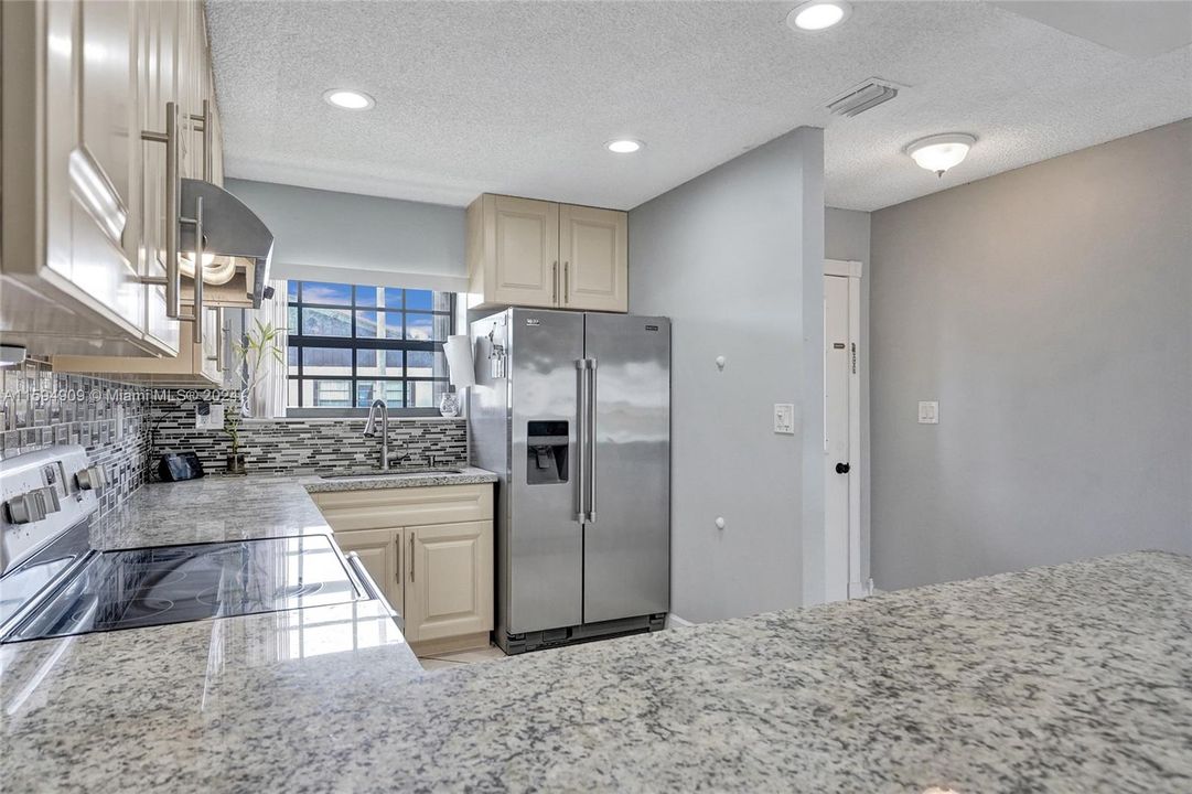 最近售出: $350,000 (2 贝兹, 2 浴室, 1092 平方英尺)