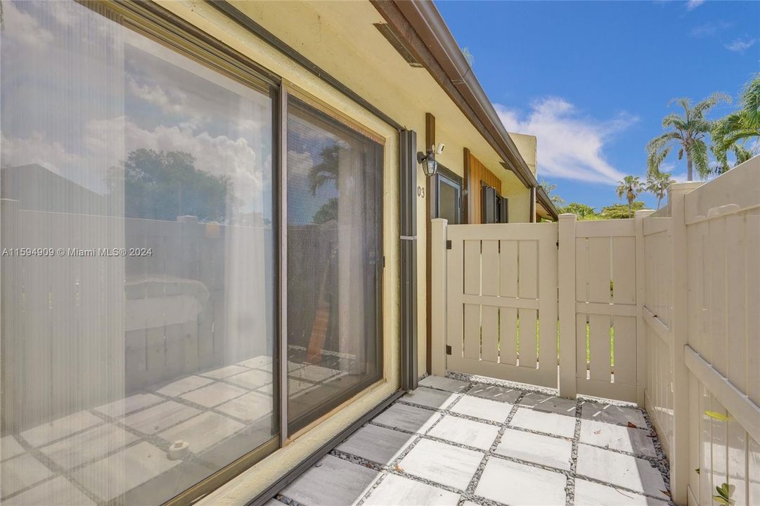 最近售出: $350,000 (2 贝兹, 2 浴室, 1092 平方英尺)