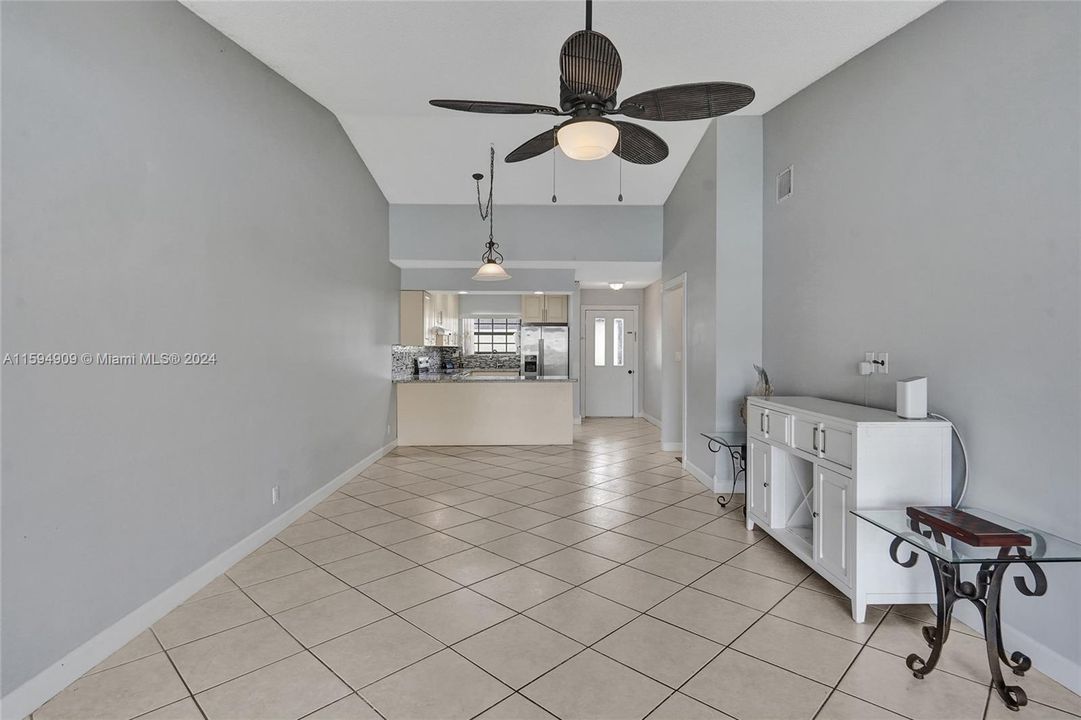 最近售出: $350,000 (2 贝兹, 2 浴室, 1092 平方英尺)