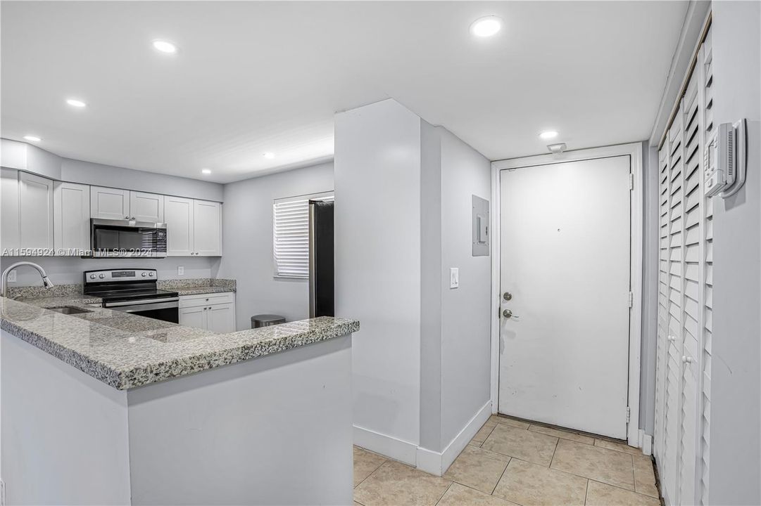 Active With Contract: $274,900 (2 beds, 2 baths, 1060 Square Feet)